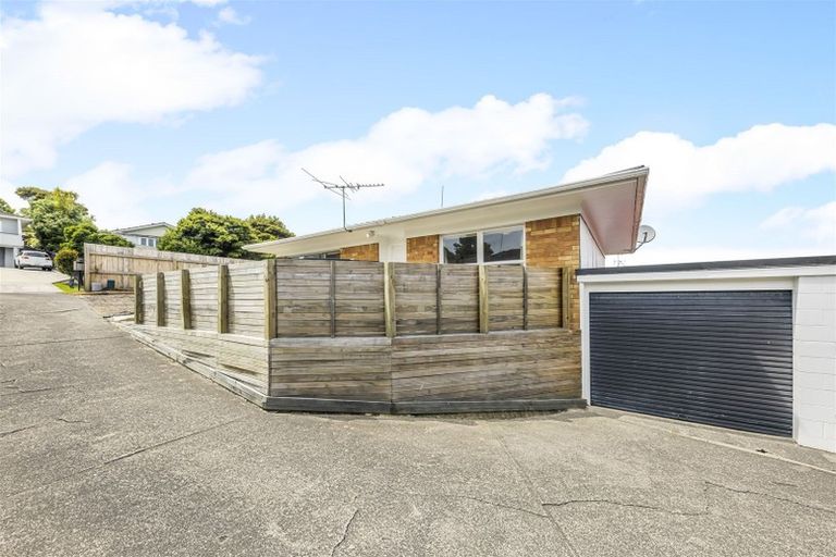 Photo of property in 1/9 Brunton Place, Glenfield, Auckland, 0629