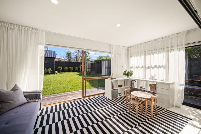 Photo of property in 98 Huia Road, Point Chevalier, Auckland, 1022