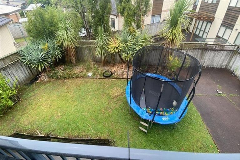 Photo of property in 9 Vinograd Drive, Te Atatu Peninsula, Auckland, 0610