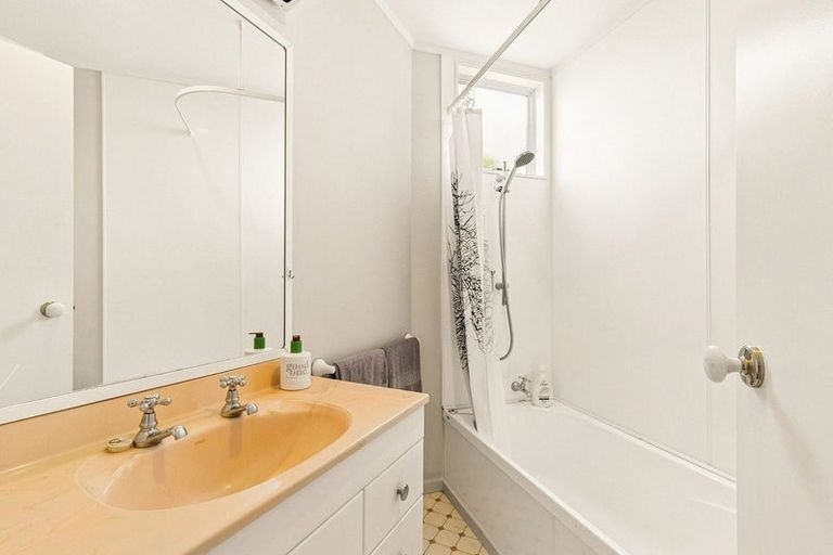 Photo of property in 5 Erskine Close, Island Bay, Wellington, 6023