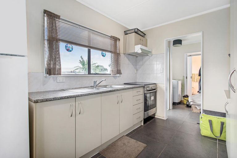 Photo of property in 96 Maplesden Drive, Clendon Park, Auckland, 2103