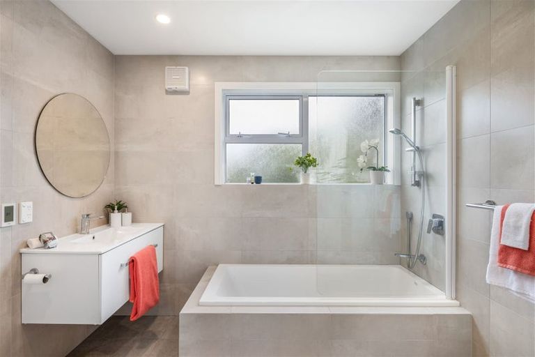 Photo of property in 27 Caesars Place, Churton Park, Wellington, 6037