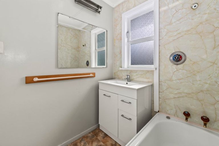 Photo of property in 11 Hereford Street, Levin, 5510