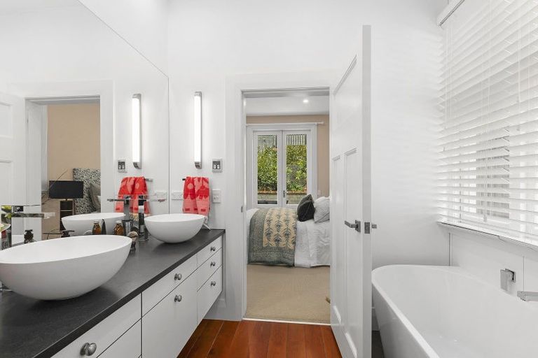 Photo of property in 19 Lower North Terrace, Kelburn, Wellington, 6012