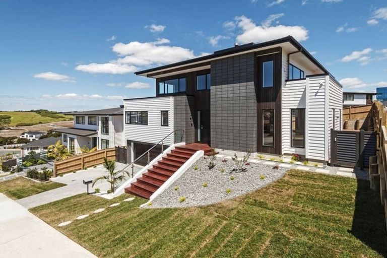 Photo of property in 13 Colliston Rise, Pinehill, Auckland, 0632