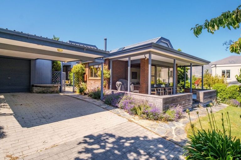 Photo of property in 12 Mulberry Lane, Wanaka, 9305