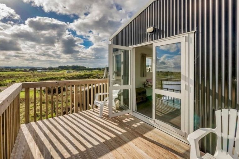 Photo of property in 111 Strathnaver Drive, Waikawa Beach, Levin, 5573