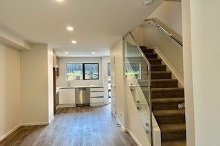 Photo of property in 9/11 Scanlen Terrace, Kelston, Auckland, 0602