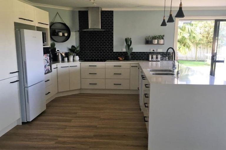 Photo of property in 463 Waitakere Road, Taupaki, Henderson, 0782