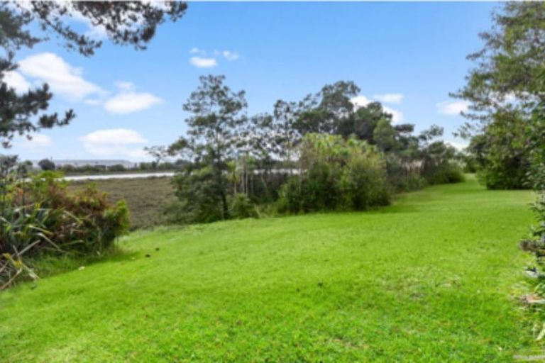 Photo of property in 60 Cobham Crescent, Kelston, Auckland, 0602