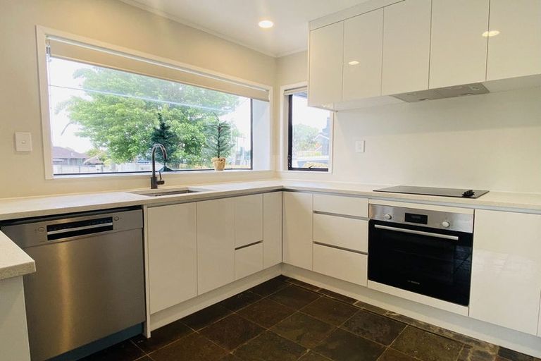 Photo of property in 7 Rene Place, Sunnyhills, Auckland, 2010