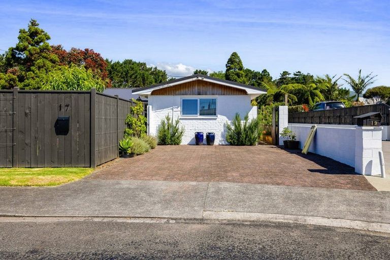 Photo of property in 17 Linda Street, Oakura, 4314