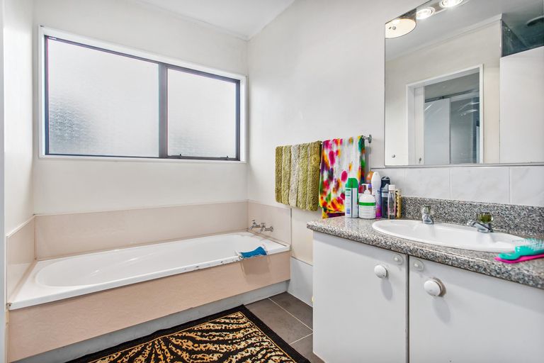 Photo of property in 96 Maplesden Drive, Clendon Park, Auckland, 2103