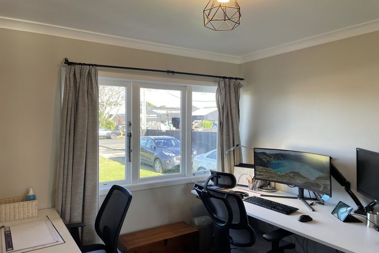 Photo of property in 28 Harbour View Road, Te Atatu Peninsula, Auckland, 0610