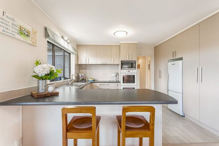 Photo of property in 15 Tatyana Place, Massey, Auckland, 0614