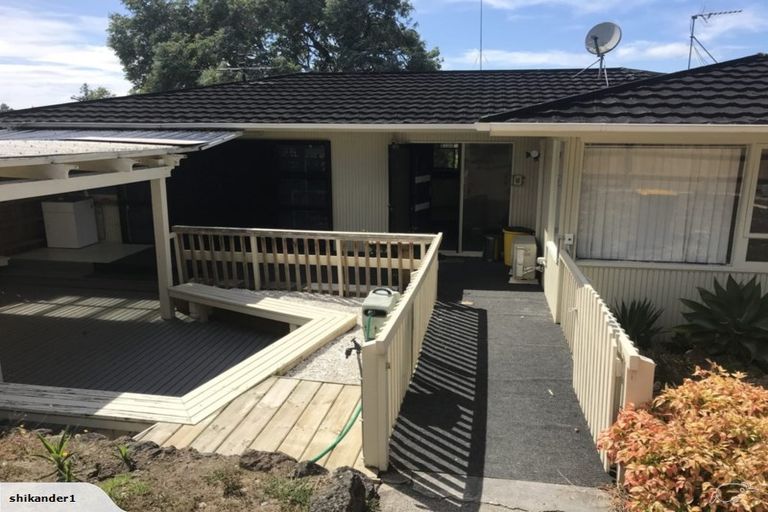 Photo of property in 16 Easton Park Parade, Glenfield, Auckland, 0629