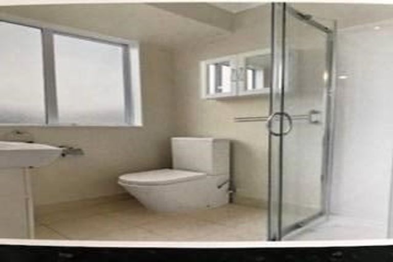 Photo of property in 10 Heversham Place, Glendene, Auckland, 0602