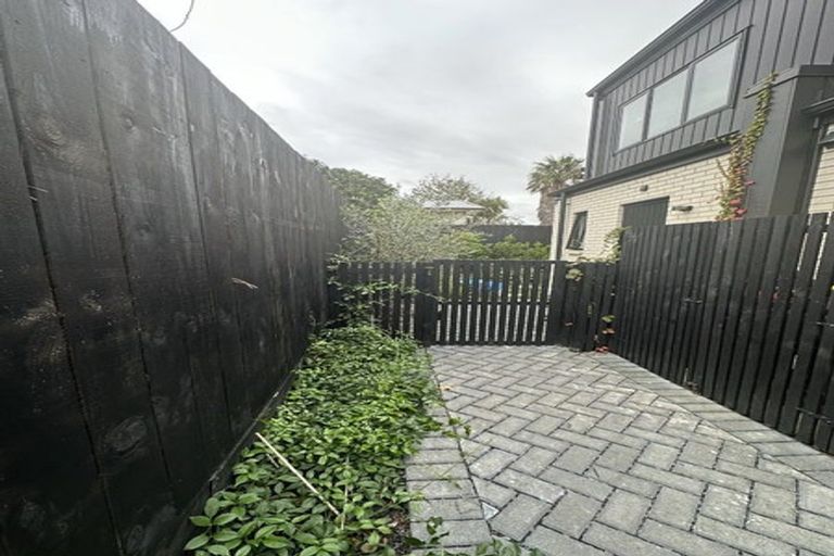 Photo of property in 7/89 Beach Road, Te Atatu Peninsula, 0610