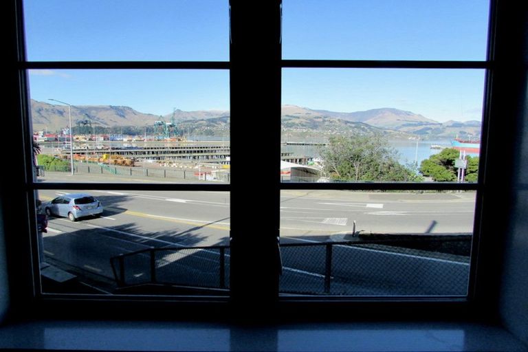 Photo of property in 2 Hawkhurst Road, Lyttelton, 8082