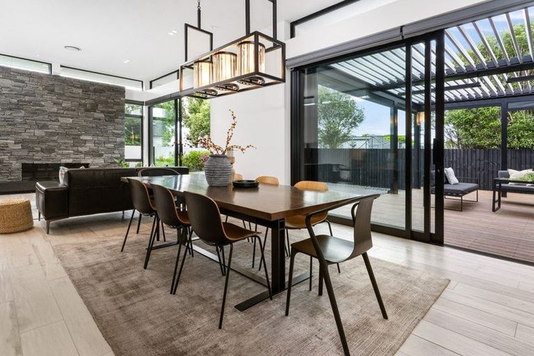 Photo of property in 49 Saint Andrews Square, Strowan, Christchurch, 8052