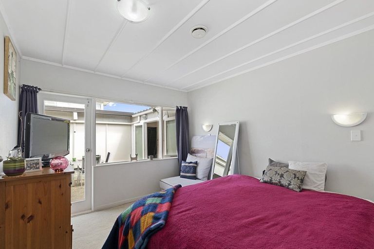 Photo of property in 97 Tiroroa Avenue, Te Atatu South, Auckland, 0610