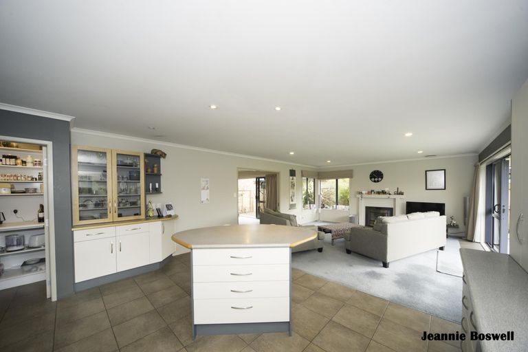 Photo of property in 12 Johnstone Drive, Fitzherbert, Palmerston North, 4410