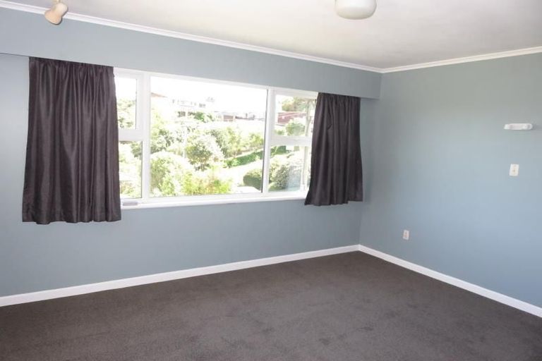 Photo of property in 16 Omega Street, Newlands, Wellington, 6037