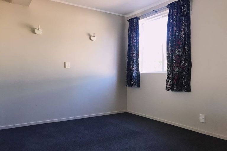 Photo of property in 8 Jenanne Place, Totara Vale, Auckland, 0629