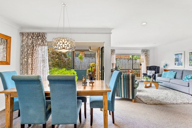 Photo of property in 20 Mackwell Road, Fairview Heights, Auckland, 0632