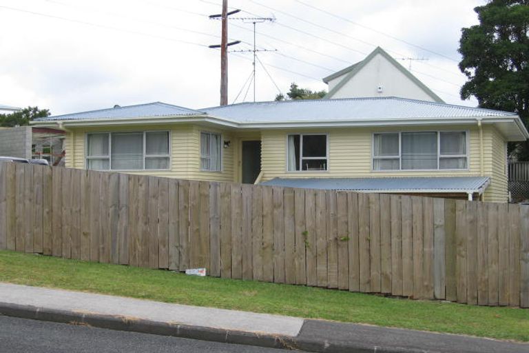 Photo of property in 2/9 Tawavale Crescent, Totara Vale, Auckland, 0629