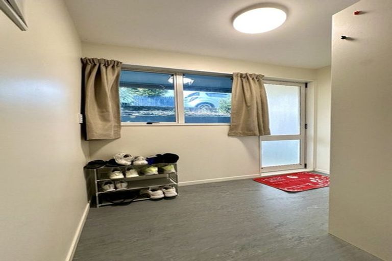 Photo of property in 4/242 Great North Road, Henderson, Auckland, 0612