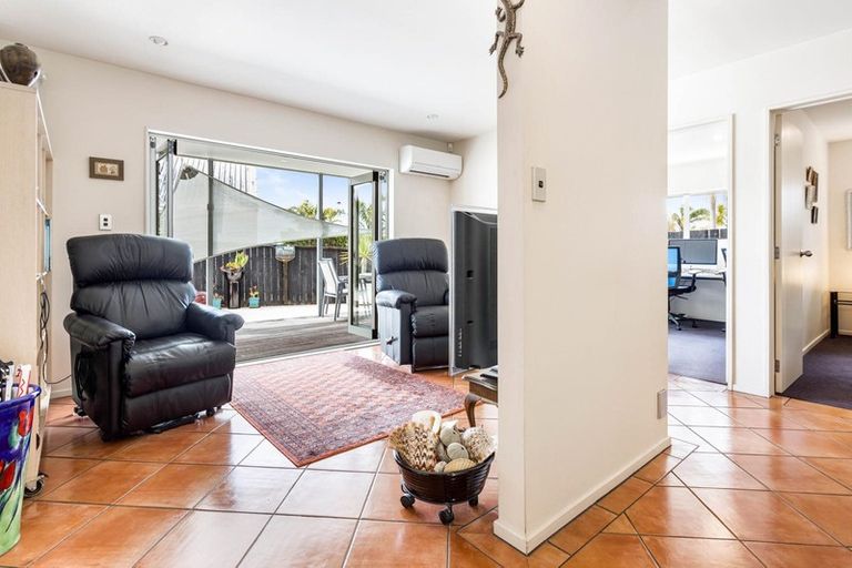 Photo of property in 44a Spinnaker Drive, Te Atatu Peninsula, Auckland, 0610