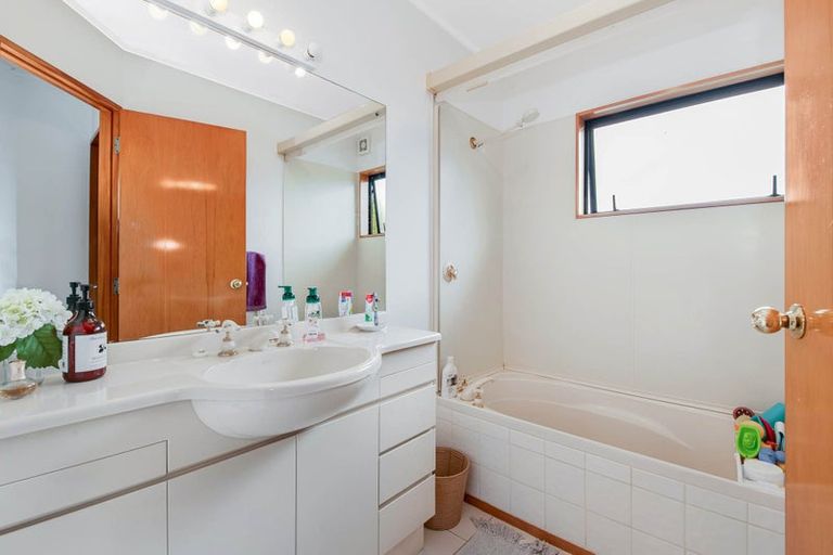 Photo of property in 2/2 Carl Place, Unsworth Heights, Auckland, 0632