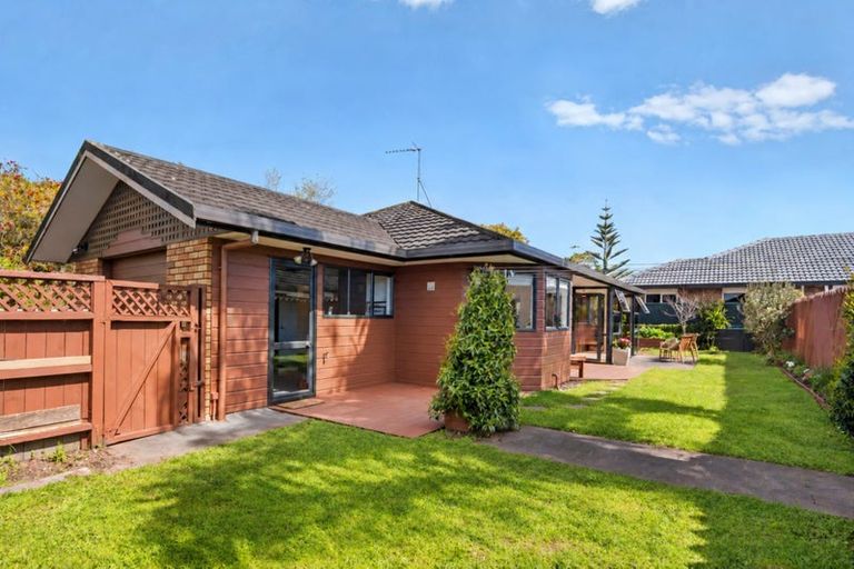 Photo of property in 26 Settlers Grove, Orewa, 0931