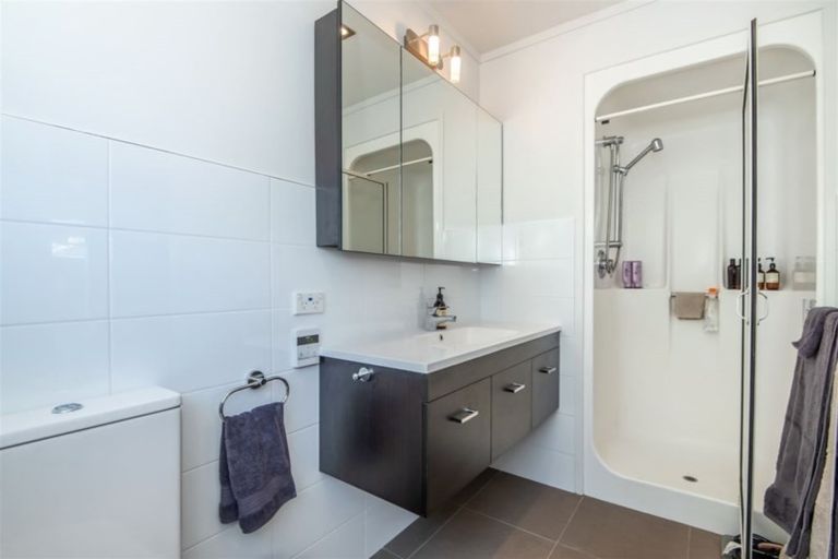 Photo of property in 6a Handley Avenue, Narrow Neck, Auckland, 0624