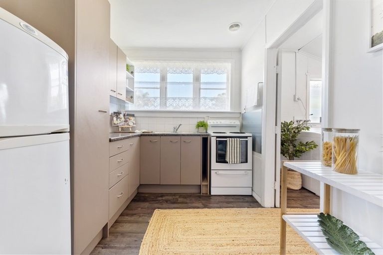 Photo of property in 70 Pioneer Road, Moturoa, New Plymouth, 4310