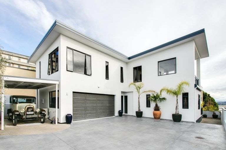 Photo of property in 28 Parade Street, Hospital Hill, Napier, 4110