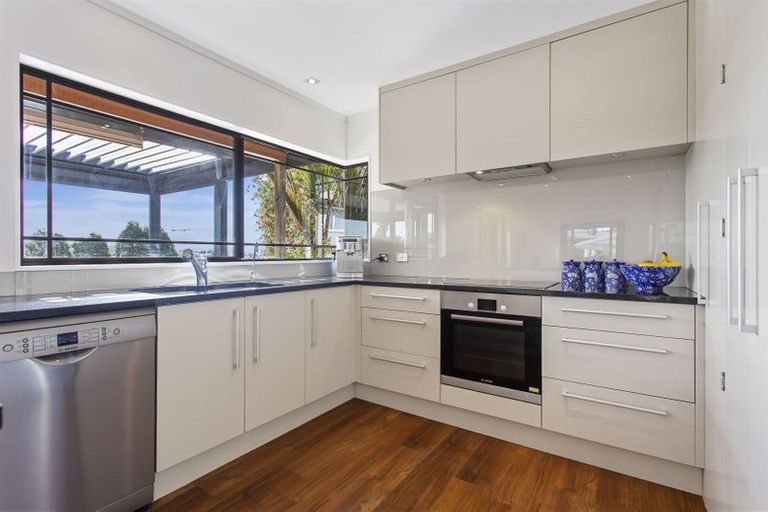 Photo of property in 2/121 Forrest Hill Road, Forrest Hill, Auckland, 0620