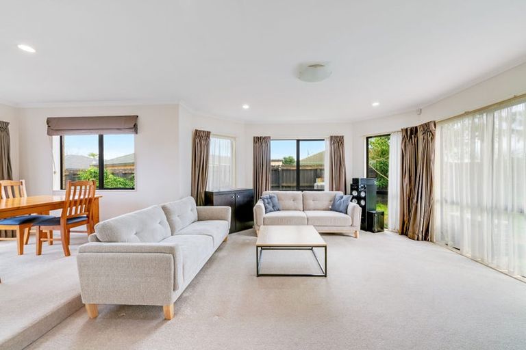 Photo of property in 8 Morewa Place, Takanini, 2112