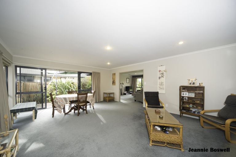 Photo of property in 12 Johnstone Drive, Fitzherbert, Palmerston North, 4410