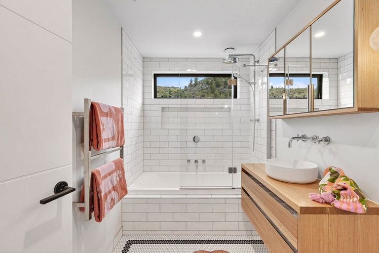 Photo of property in Luggate Park, 32 Cooper Crescent, Luggate, Wanaka, 9383