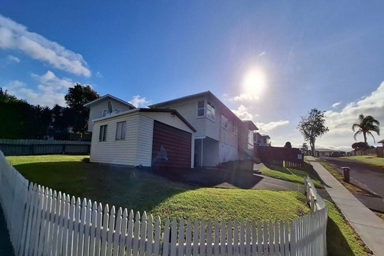 Photo of property in 2 Capella Place, Manurewa, Auckland, 2102