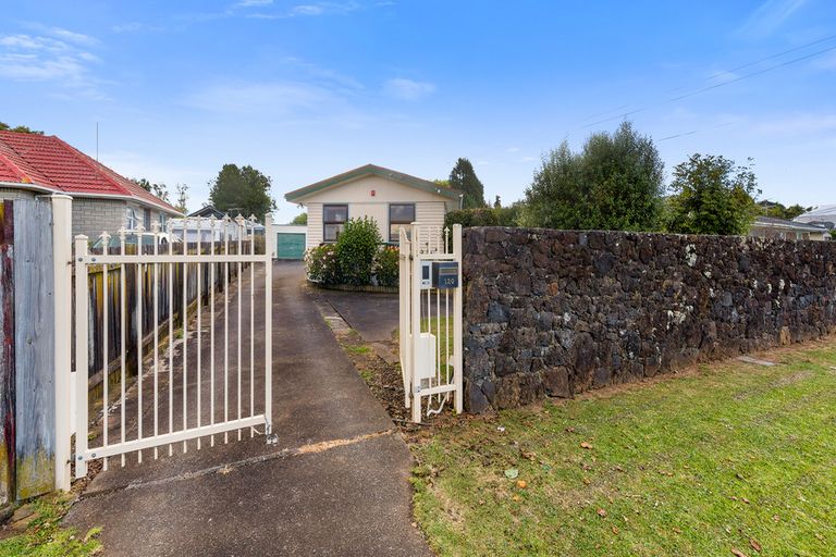 Photo of property in 120 Coronation Road, Mangere Bridge, Auckland, 2022