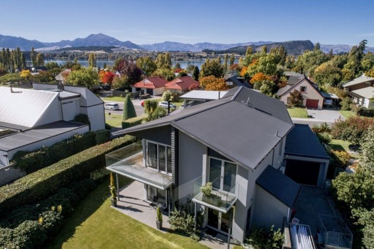 Photo of property in 33 Sargood Drive, Wanaka, 9305