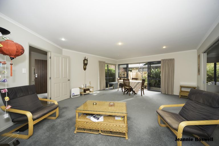 Photo of property in 12 Johnstone Drive, Fitzherbert, Palmerston North, 4410