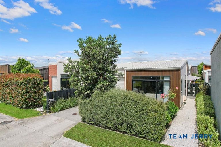 Photo of property in 2 Gallantry Crescent, Papakura, 2110