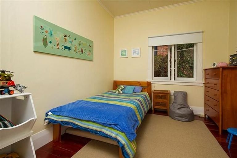 Photo of property in 24 Le Roy Terrace, Birkenhead, Auckland, 0626