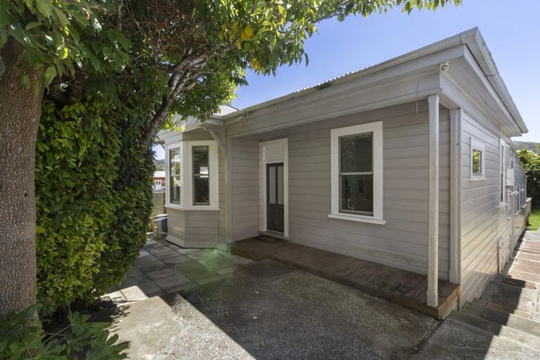 Photo of property in 8 Lewer Street, Karori, Wellington, 6012