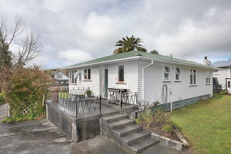 Photo of property in 34 Milne Street, Hunterville, 4730