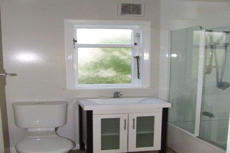 Photo of property in 18 Albemarle Road, Northland, Wellington, 6012